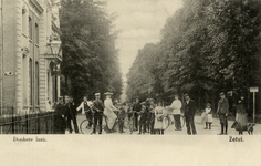 15503 Gezicht in de Donkerelaan met loofbomen te Zeist uit het noordoosten; met links de voorgevel van de Nieuwe ...